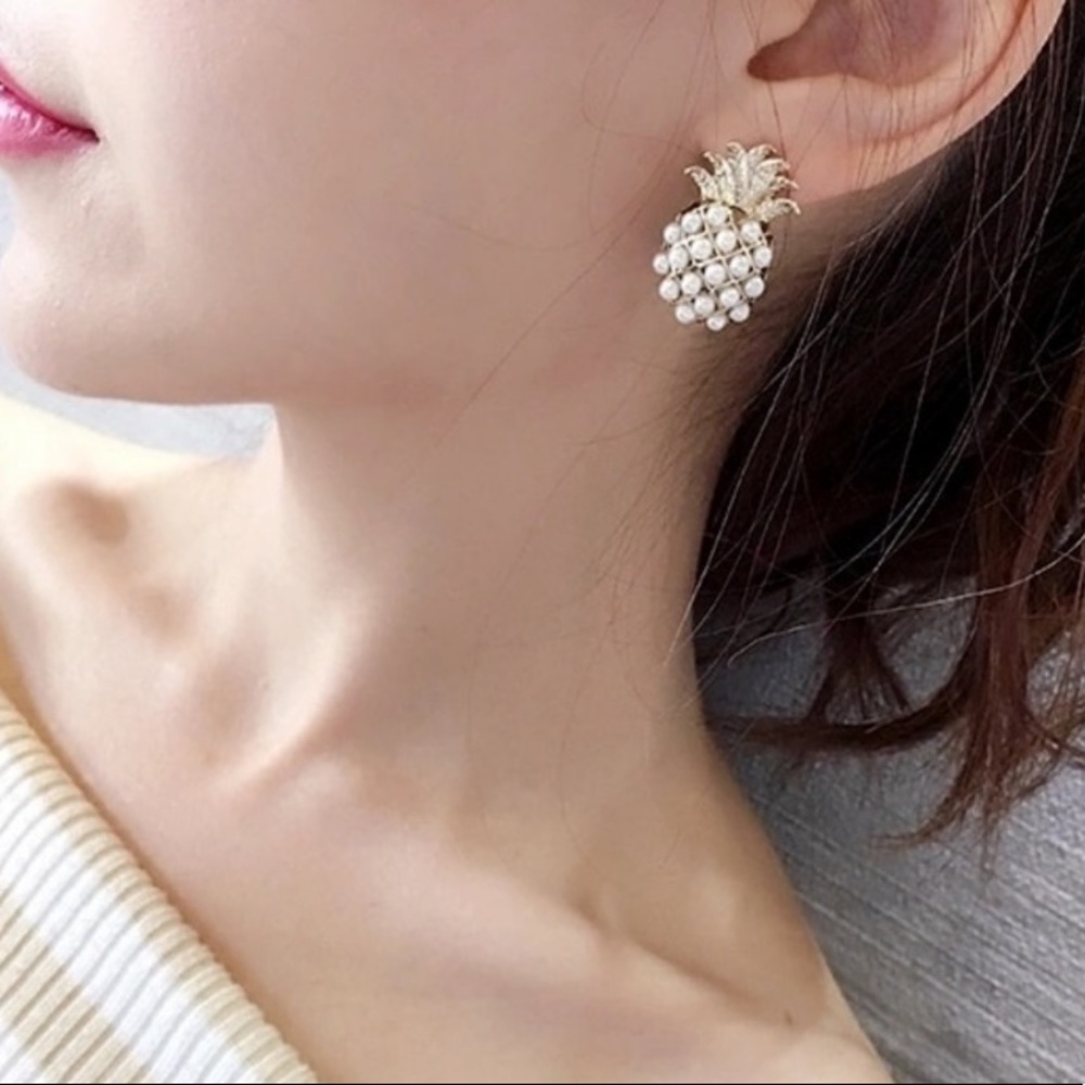 HP 5/17!! Faux Pearl Pinnapple Stud Earrings - Picture 2 of 4
